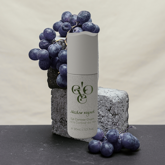 Our gentle eye contour helps reduce the appearance of puffiness and dark circles for a refreshed look. Like a soothing breath, its soothing formula hydrates and smooths the delicate skin around the eyes, promoting a well-rested and revitalized gaze.