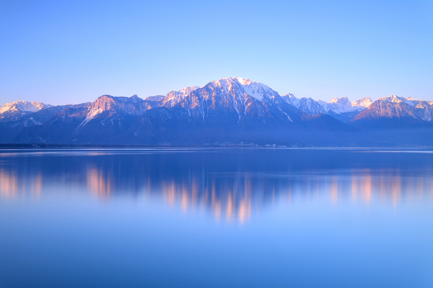 Vue sur le lac léman et les alpes au coucher du soleil